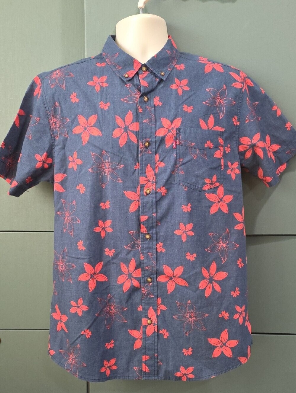 692. Levi's Men's Blue Chambray Red Floral Tropical Button Down Short Sleeve
